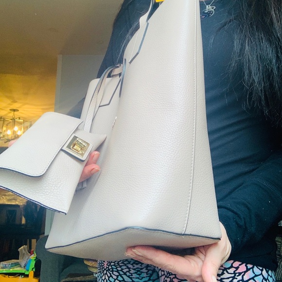 Authentic VALENTINO By Mario leather tote and flap wallet set - Picture 4 of 16